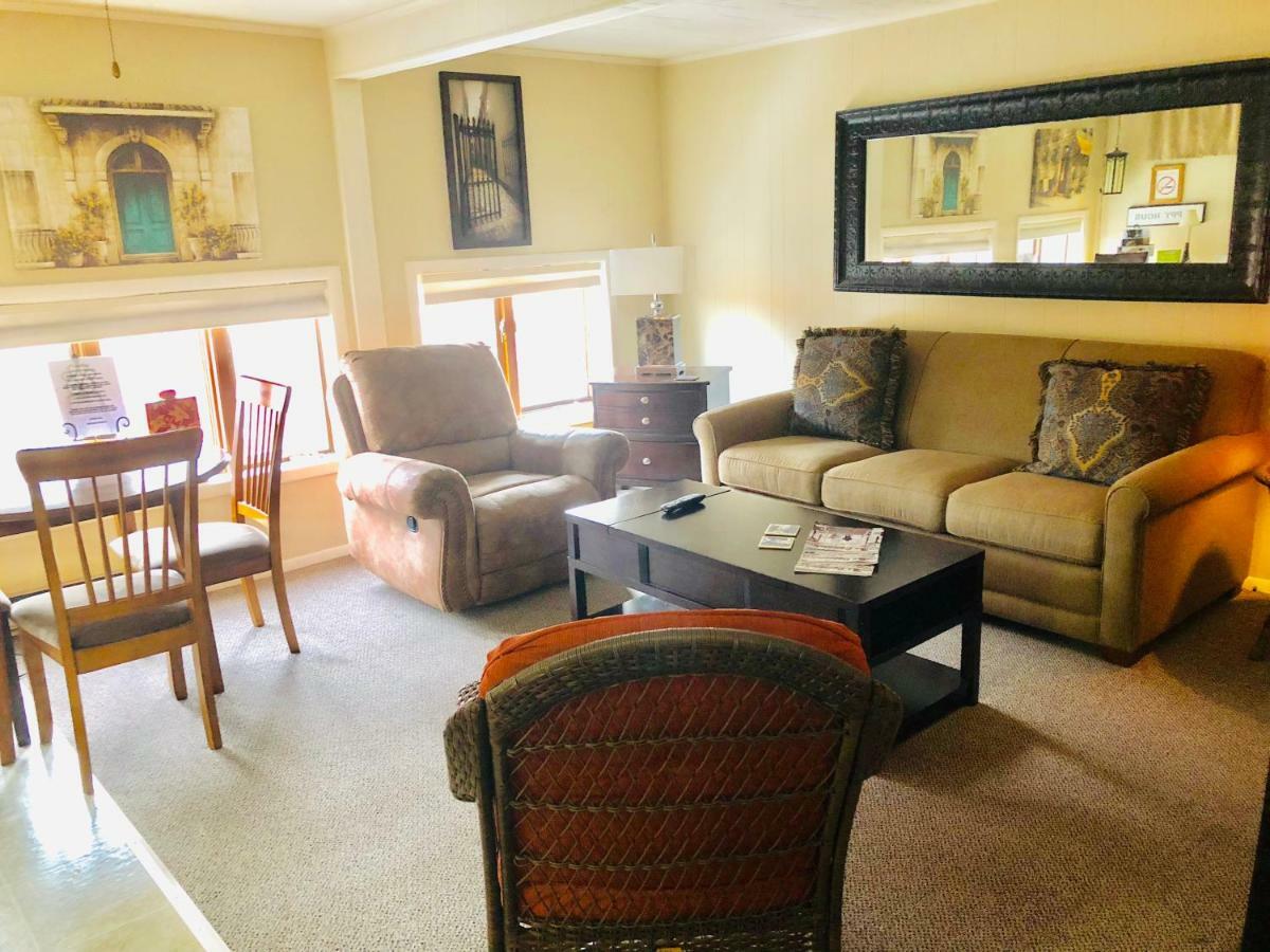 Galena Penthouse Overlooking Main Street With Free Off Street Parking Exterior photo